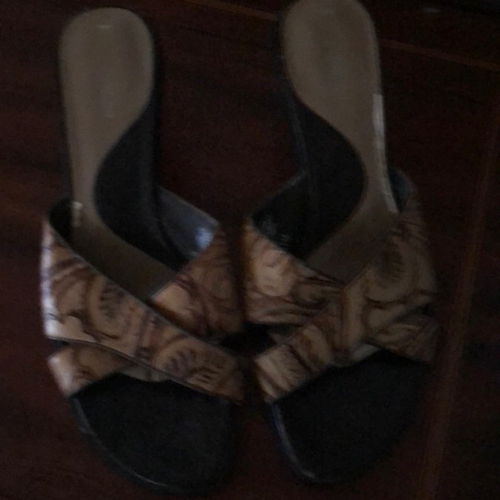 Cross cross heeled sandal